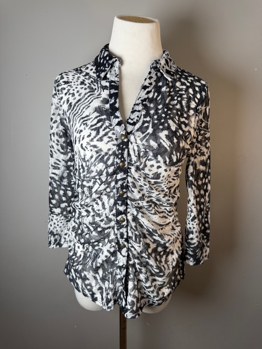Black & White Animal Print Ruched Button-Front Top